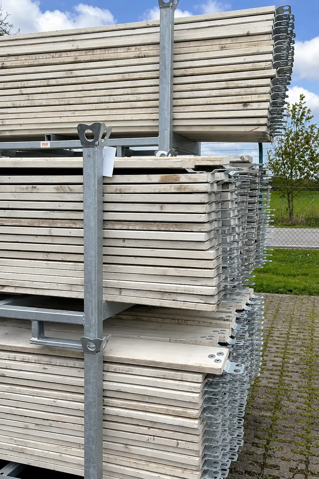 Holzbeläge mit verzinkten Beschlägen, gestapelt in Transportgestellen