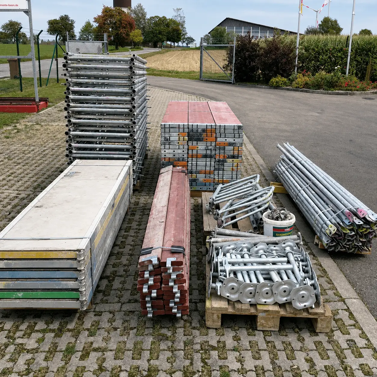 Das Firmengelände in Ruppertshofen: sortiertes Material auf Paletten vor der Halle