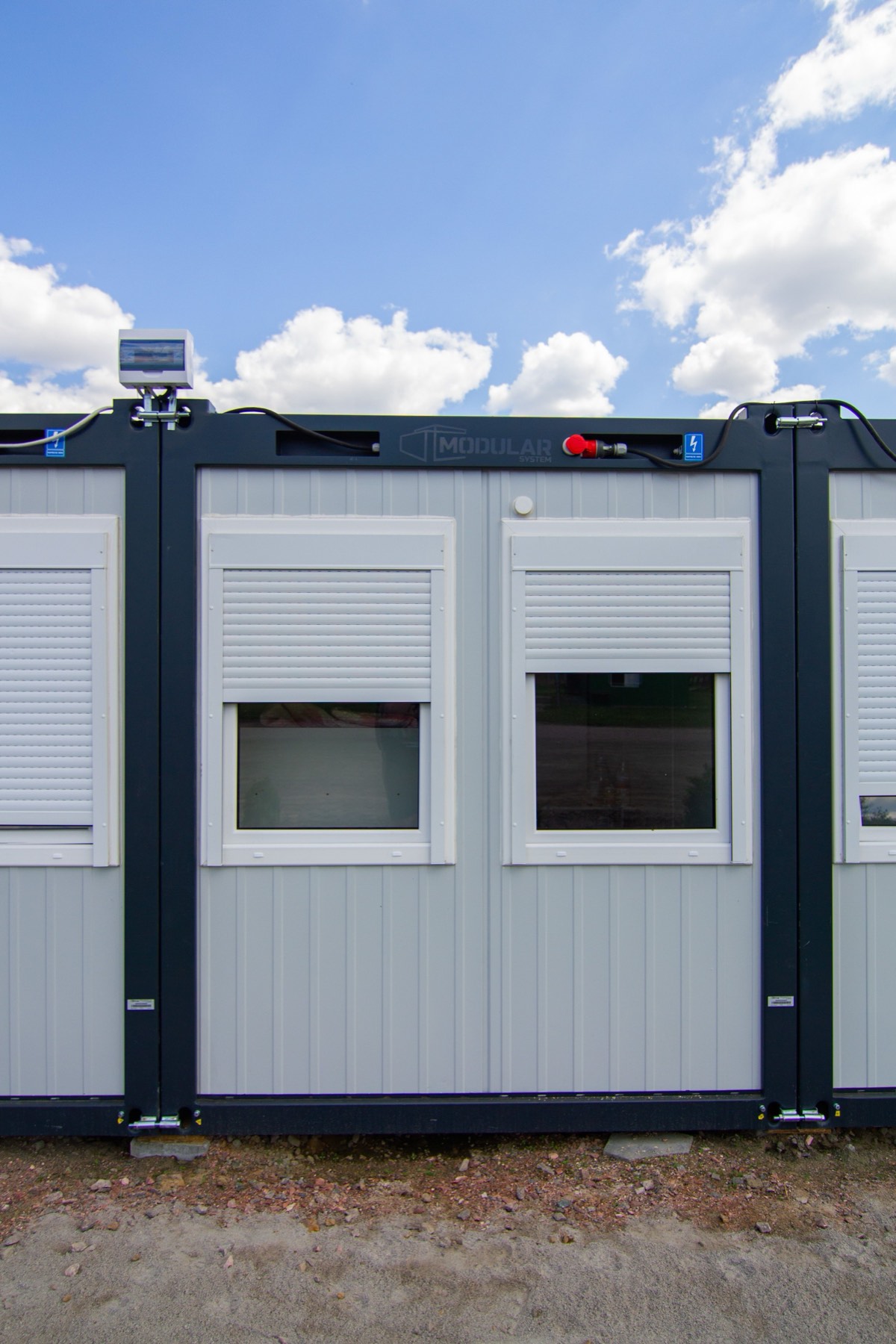 Modularer Bürocontainer mit Fensterläden