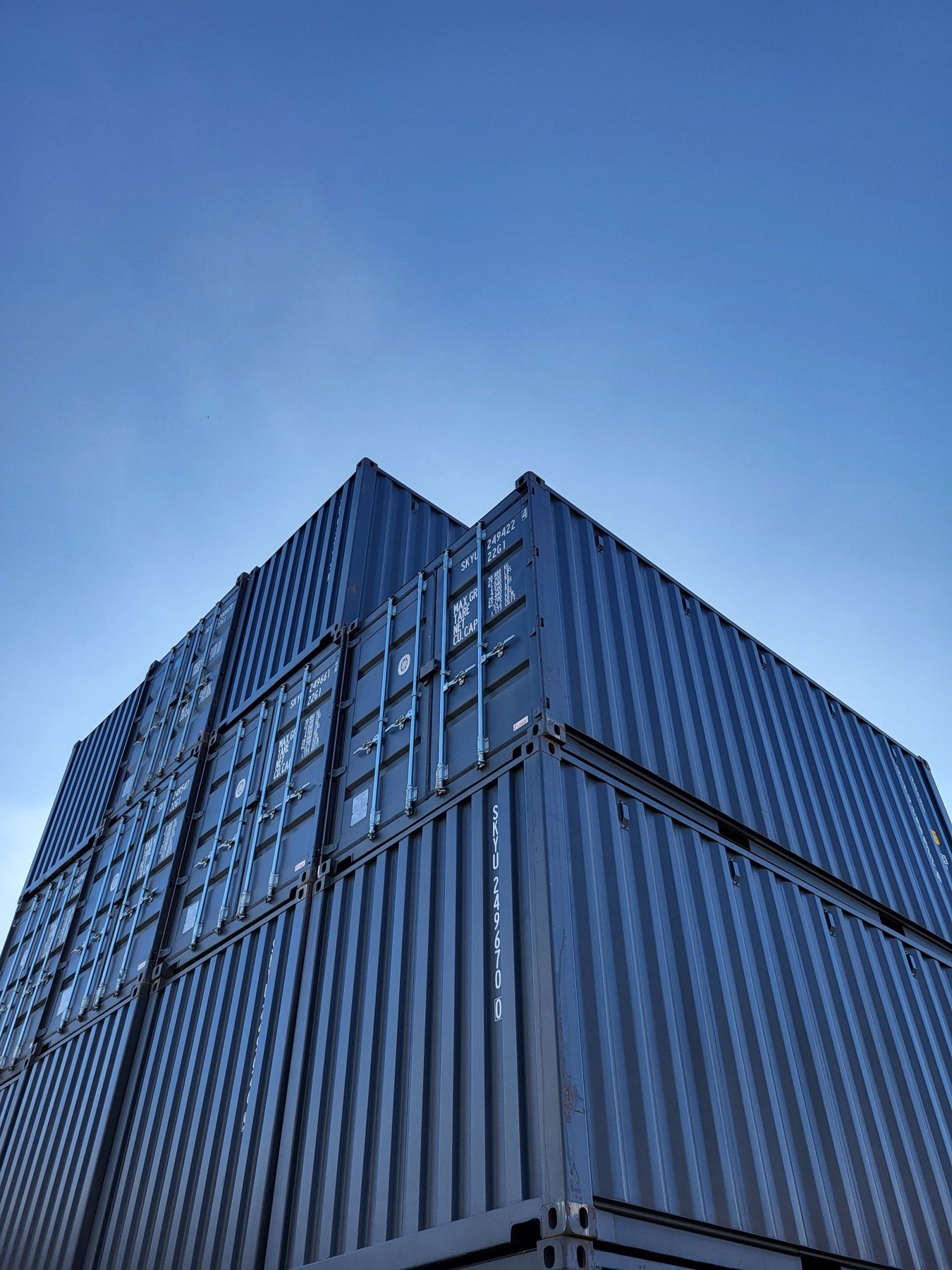 Gestapelte Frachtcontainer, von unten gegen den Himmel aufgenommen