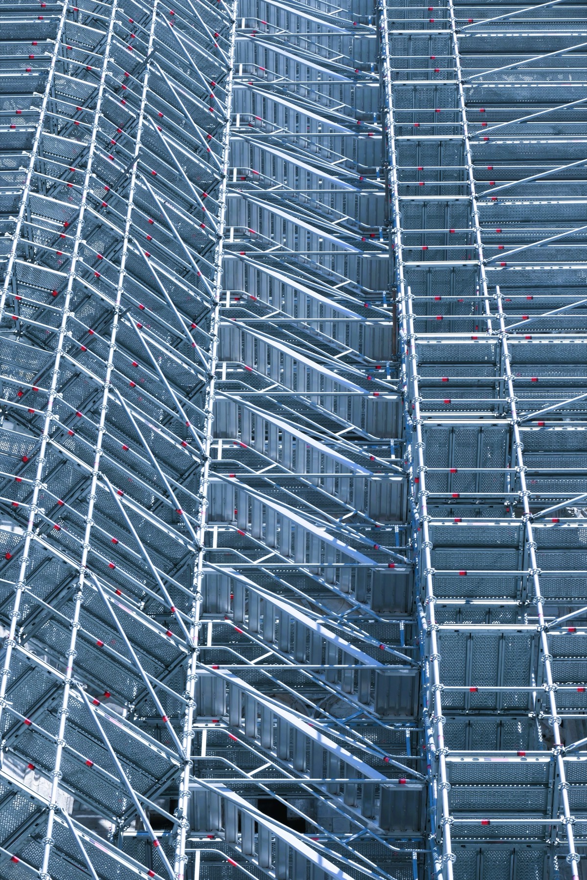 Dicht gestaffeltes Gerüstraster an einer Fassade