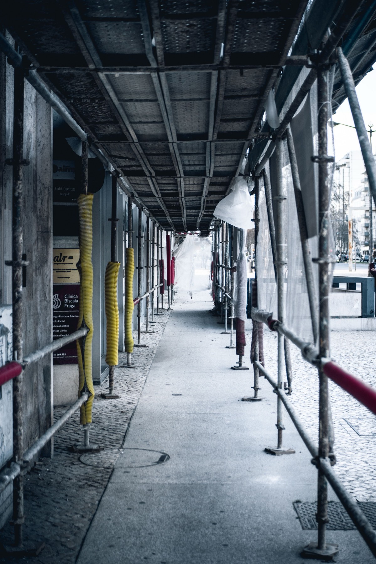 Überdachter Gerüstgang entlang einer Baustelle