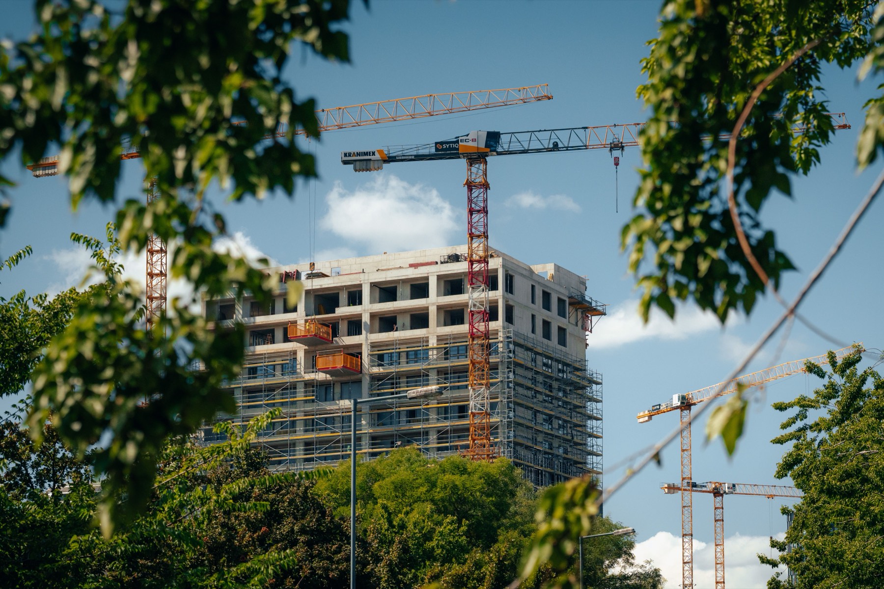 Baustelle mit mehreren Turmdrehkränen