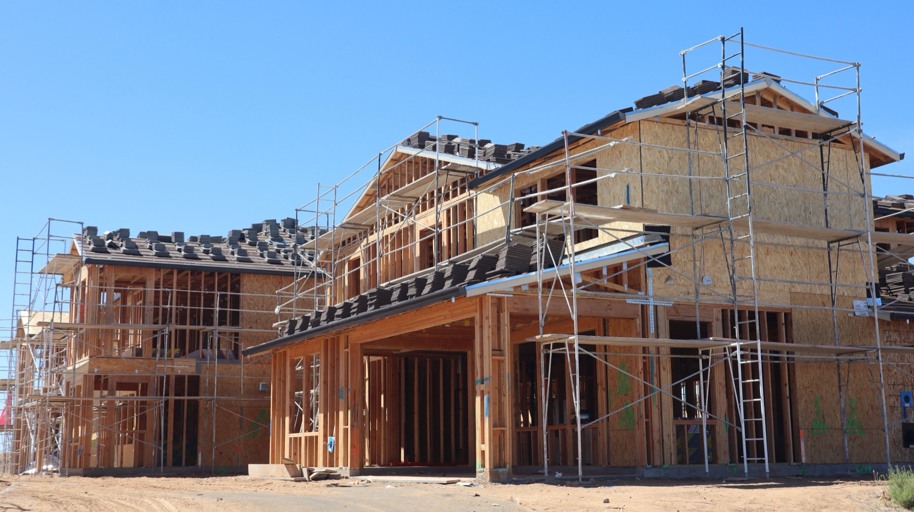 Moderne Hausbaustelle, vollständig eingerüstet